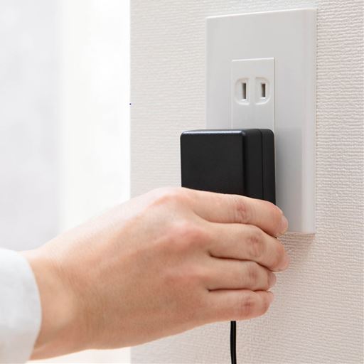 電源コードをlコンセントにつなぐ。