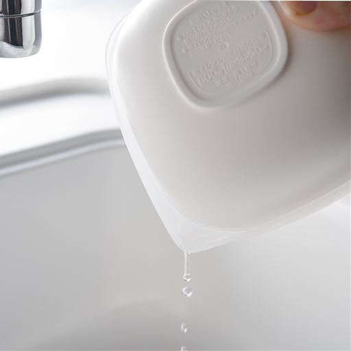 蓋を下にして、電子レンジで解凍。解凍後に下にたまった余分な水分を水切りできるのでべちゃっとならない