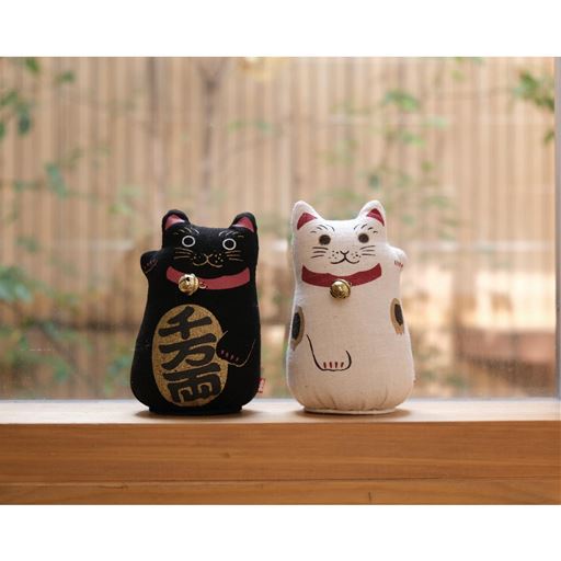 右手(右脚)を挙げた招き猫は「お金を招く」とされています。左手(左脚)を挙げた招き猫は「人(客)を招く」とされています。