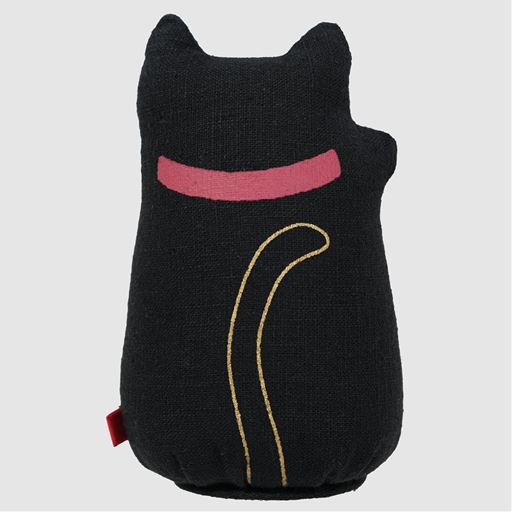 ブラック(裏)縁起物として古くから親しまれている招き猫の麻人形を手染めで優しい表情を実現しました。