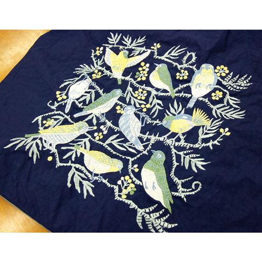 イラストレーター北村ハルコの描くおしゃれで可愛いイラストを繊細な刺繍でバッグに表現しました。
