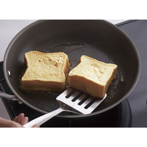 金属ヘラや金たわしが使用OK! コーティングが剥がれないようにNGとされている金属ツールの使用もOK!(角の丸いものを使用してください)