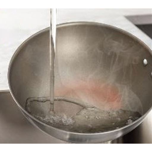 調理後に水でジュッっと急冷OK! コーティングではないので使い終わったらすぐに洗うことができます。 ※イメージ