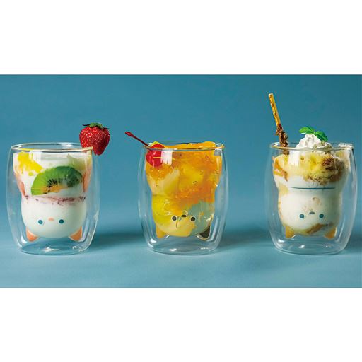 飲み物を入れて変化を楽しめる! 冷たい飲み物を入れても結露しにくく、熱も遮断してくれるので、熱々の飲み物を入れても熱くなりにくい2層構造のグラスです!