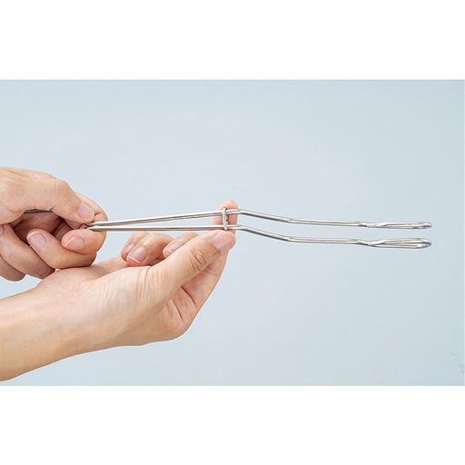 手を汚さず、簡単に替えブラシが取り付けられます。
