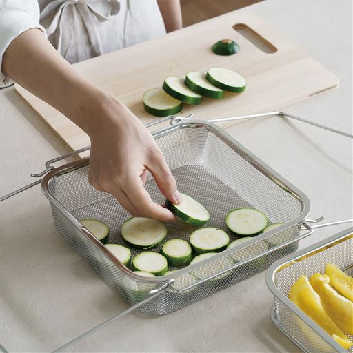 四角い形状で無駄なく並べられる。しっかり乾燥させれば保存も利きます。