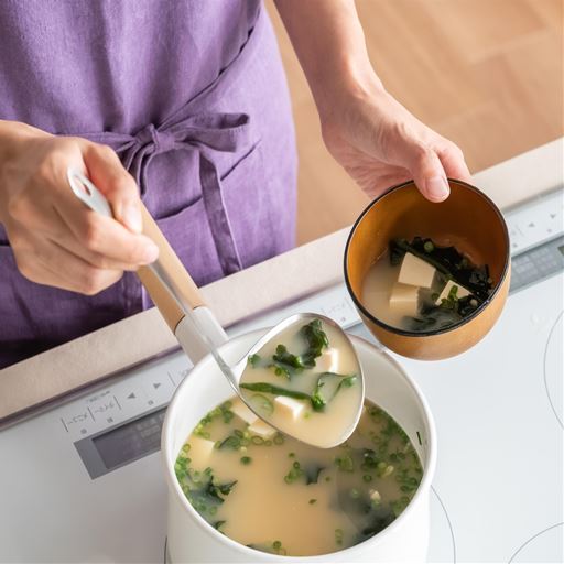 ハンドルのカーブで汁物や具材もすくいやすい。