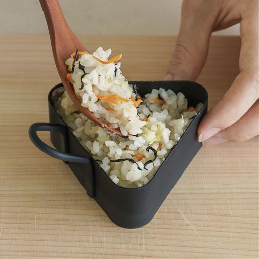 おにぎりの型に。