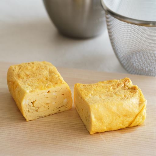 卵液をザルで濾すとキメが細かくなり断面がきれいな黄色に