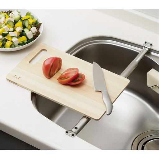 まな板を乗せれば、狭いキッチンでも広々使える