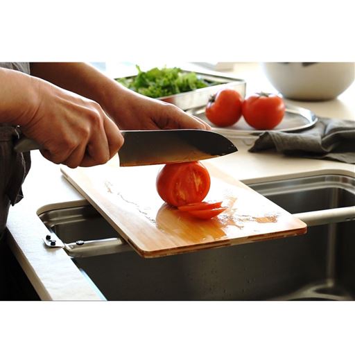 食材を切るときに出る水気を、シンクにサッと流すことができるので、ふき取る手間も無くなります。