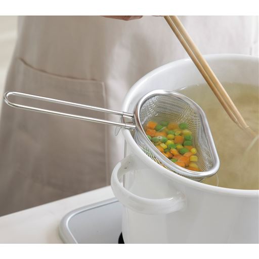 パスタを茹でながら、付け合わせの野菜も