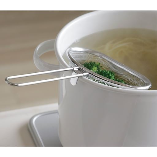 鍋のフチに引っ掛けられるので手を離せます。