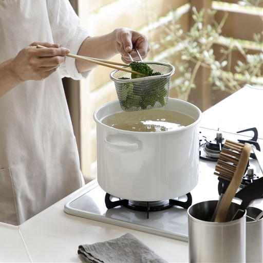 持ち手がついているので、茹でたものを取り出すのも簡単