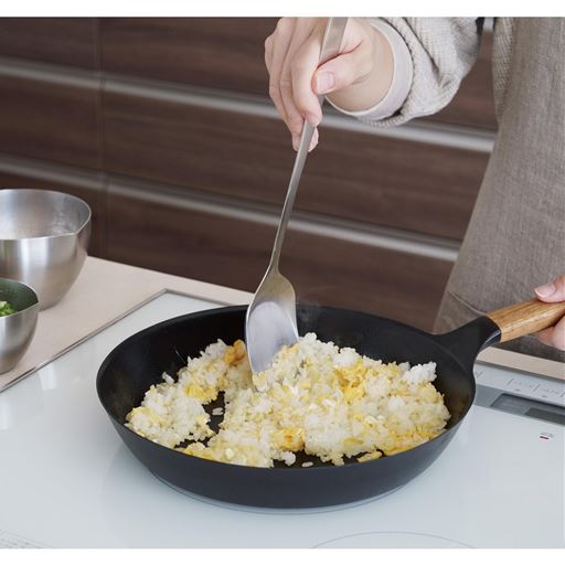 チャーハンを作るときはヘラのように使い、お米をほぐしたりひっくり返すことができます。