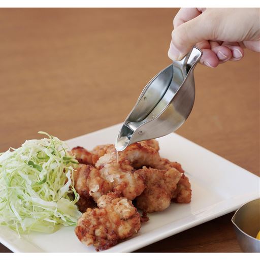 可愛い小鳥の形で、くちばしからレモンを注げます。