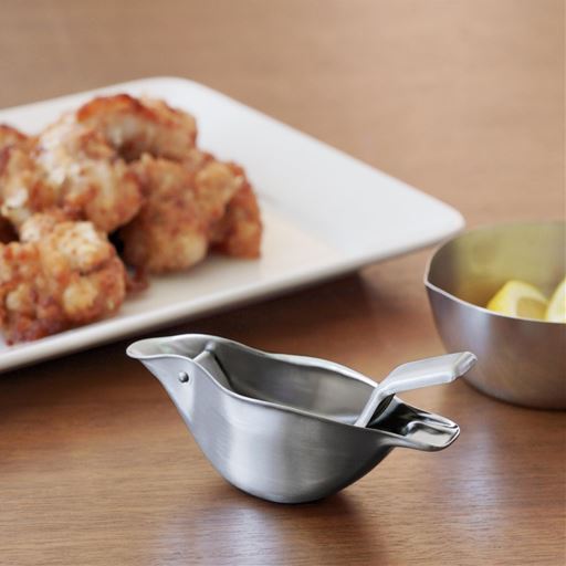 置くとゆらゆら揺れ動くので、食卓に置いておきたくなる様な可愛らしさです。