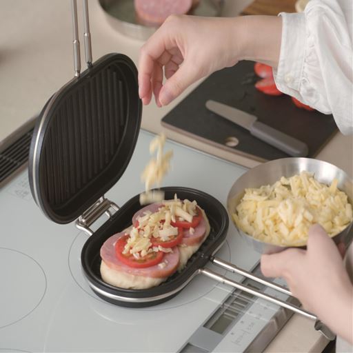 ハム、チーズ、トマトなどお好きな食材を挟めます。