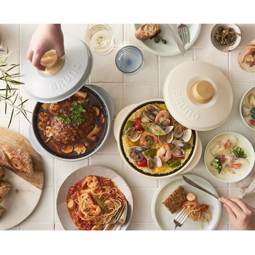 フタをして電子レンジで加熱するだけで、グリルを使わず魚を焼けてお手入れも簡単。大人気のレンジメートプロがBRUNO監修デザインで登場。
