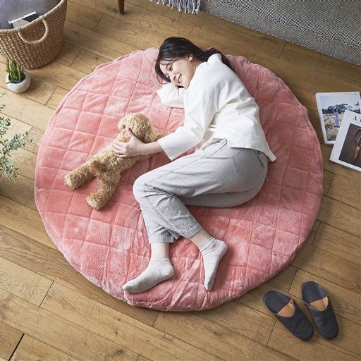 ピンク<br>フローリングでもゴロゴロできる、大判サイズ。