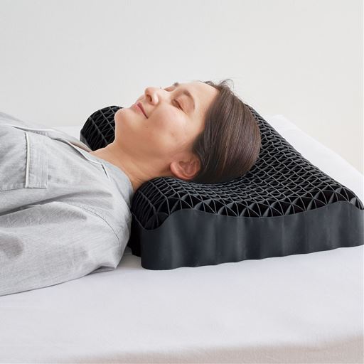 3.2kgの重さで睡眠中の枕のズレを防ぎ快適。ゴムのようなやわらかさのウェーブ構造は、首元のすき間を埋め、フィットします。<br>※写真はカバーを外しています。