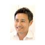 一般社団法人 日本施術マイスター協会代表理事<br>小林 篤史氏監修<br>仙骨は姿勢を保つための土台となる重要な部分。<br>この仙骨のゆがみを正すことが猫背改善の要です。 <br>※コメントは個人の感想です。