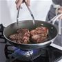 強火調理OK! 高温で調理ができて蓄熱性が高いから素材のうまみをギュッと濃縮し、お店のような味わいがご家庭で楽しめます。