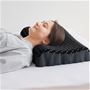 3.2kgの重さで睡眠中の枕のズレを防ぎ快適。ゴムのようなやわらかさのウェーブ構造は、首元のすき間を埋め、フィットします。<br>※写真はカバーを外しています。