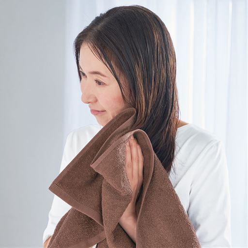 ブラウン<br>濃い色なので、ヘアカラーによるタオル汚れが気にならない!キッチンや作業用などにもおすすめです。
