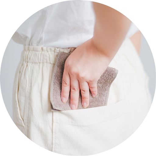 グレー<br>ポケットに入れてもかさばらない、ハーフサイズのタオルハンカチもご用意。