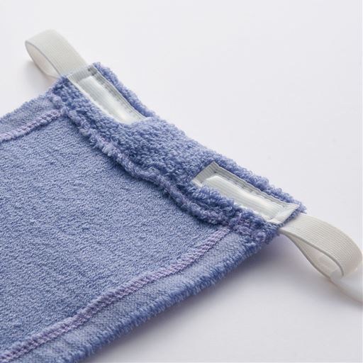 洗浄便座型<br>便座カバーに通して2ケ所のホックをとめるだけ。すべり止め付きでズレにくい。