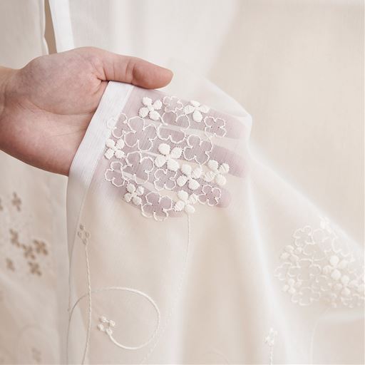 繊細で可憐な花柄のトルコ刺繍。