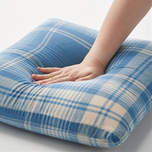 クッションの中材は低反発ウレタンを使用。<br>※このカラーは完売しました。