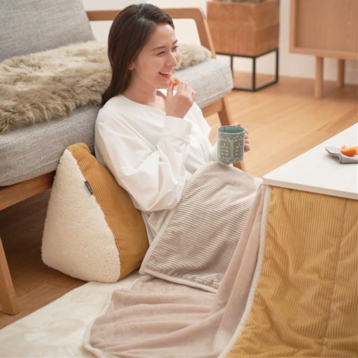 寄りかかりクッションは、冬のリビングでこたつを楽しむための頼れるアイテム。コーデュロイ風の冬らしい素材を使って、ぬくもりのあるお部屋を演出。