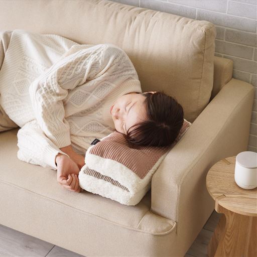 ピンク系<br>折りたためば、枕としても活躍します。