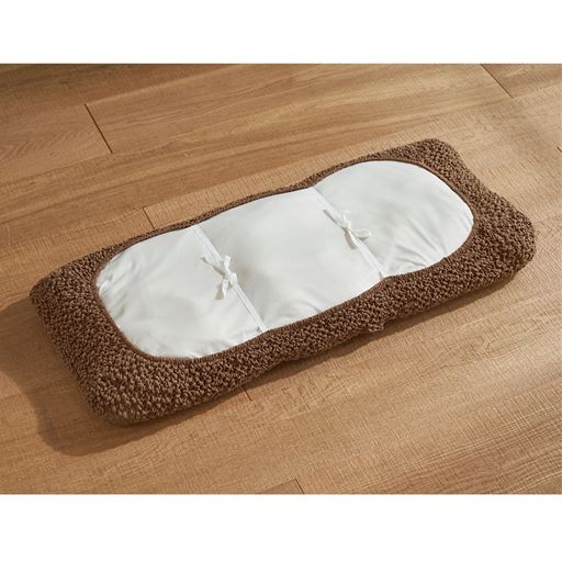裏面はズレ防止のひも付き。<br>※ソファパッドは商品に含まれません。