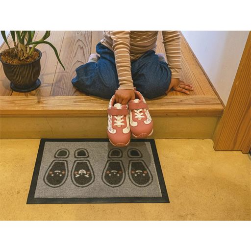 グレー系(あしあと) A (45×30cm)<br>あしあとのデザインがかわいい! 自然と靴を揃えたくなる玄関マットです。