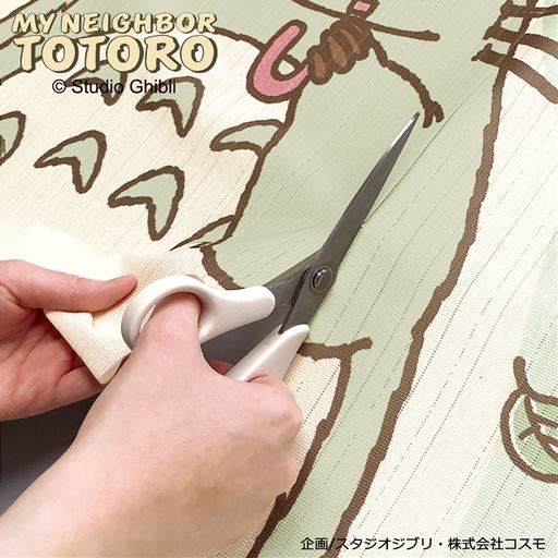 A (トトロ/森のなかで)<br>中心のカット線に沿ってカットすればのれんとして使えます。