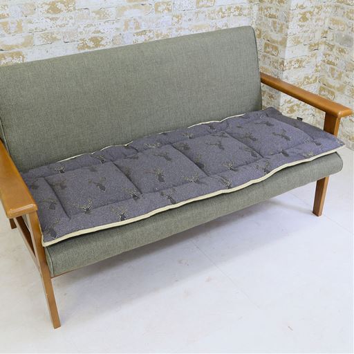 グレー(横120×縦48cm)<br>ヨーロピアンデザインが大人可愛い冬柄シートクッションです。