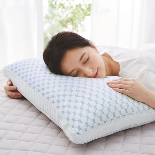 ホワイト系<br>暑い日は冷感素材で頭部をひんやり。
