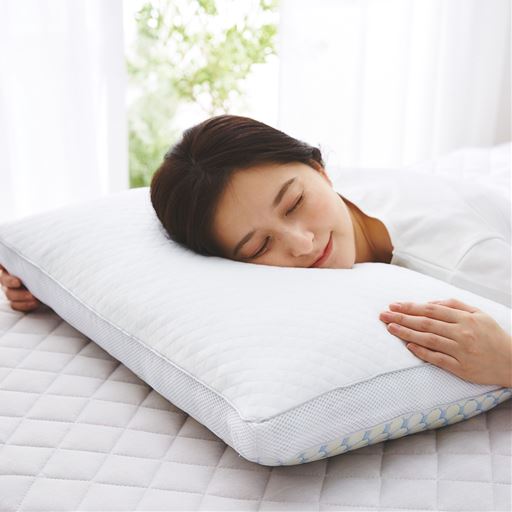 ホワイト系<br>フィット感が良くムレにくいニット素材。