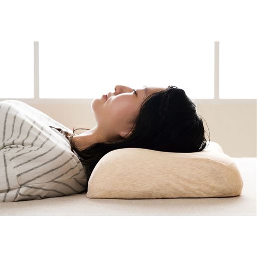 頸椎を安定させるための凸部分がフィットして自然な寝姿勢に。