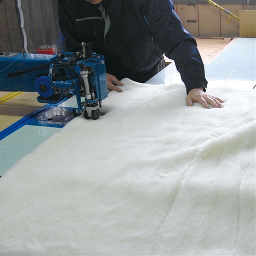 日本製毛布の90%以上を生産する大阪・泉大津製。高度な技術を持つ熟練の職人が、毛布の肌ざわりを確認しながら丁寧に仕上げています。