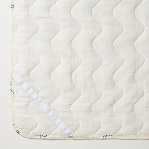 イエロー<br>裏側は四隅強化ゴム仕様でズレにくく、セットも簡単。