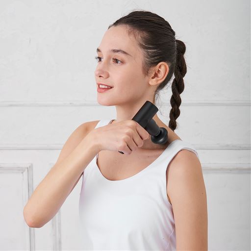 球型のアタッチメントは弾力性があり、軽やかなタッピングで様々な部位に使用できます。
