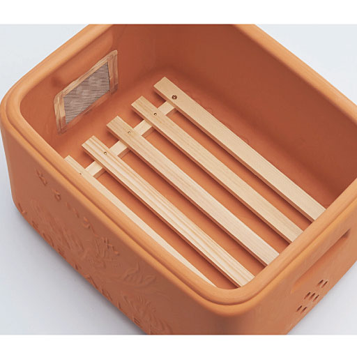 底に敷く木製すのこ付き<br>底にはすのこを敷くことで通気性をさらにアップしました。