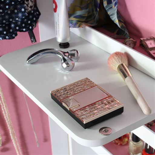 引き出した小テーブルにメイク道具を置くことが出来ます。