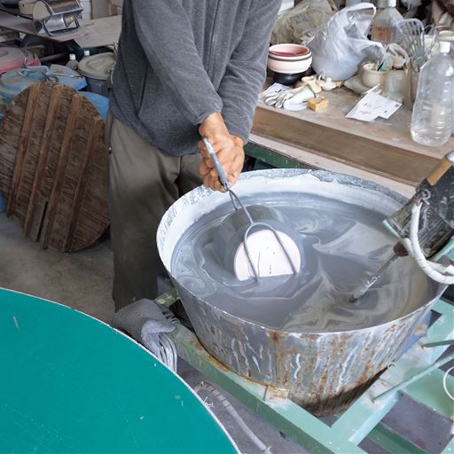 創業から受け継がれてきた技術を駆使し、商品を開発。有田焼のさまざまな工程を一つ一つ丁寧に手作業で行い、製造しています。
