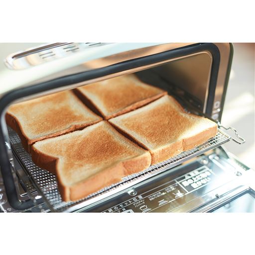 トーストが一度に4枚焼ける広い庫内は忙しい朝の時間の強い味方です。<br>グラタン皿を入れたり、22cmのピザを焼いたり、料理にもおすすめです。
