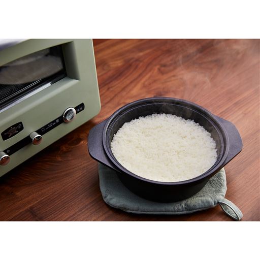 ■土鍋で炊いたようなふっくらご飯が炊ける<br>付属の炊飯釜と炊飯プログラムで、お米一粒一粒にハリがあり、甘みのある炊き上がりになります。<br>炊飯釜はアルミ製のため、熱が伝わりやすく早く炊けて、鉄よりも軽いため、手軽に使えて便利です。<br>白米以外の炊き込みご飯やピラフなども美味しく炊け、そのまま食卓に並べることができます。